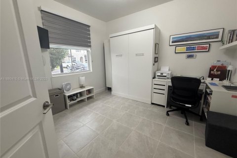 Снять в аренду виллу или дом в Майами, Флорида 3 спальни, 123.37м2, № 1924420 - фото 11