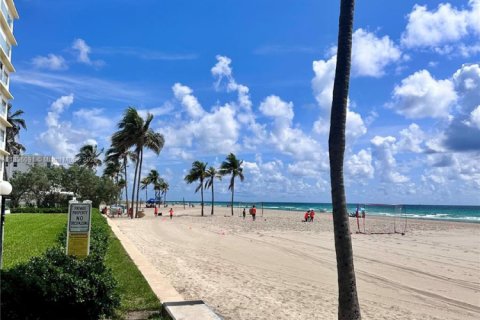 Condo in Hollywood, Florida, 1 bedroom  № 1819763 - photo 21
