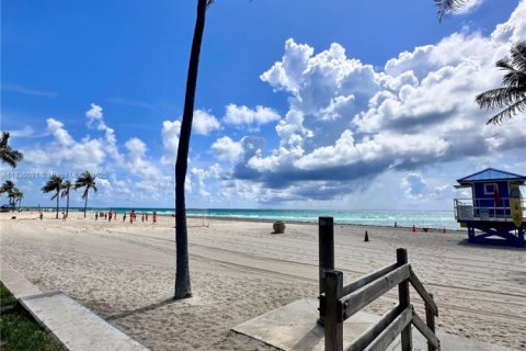 Condo in Hollywood, Florida, 1 bedroom  № 1819763 - photo 19