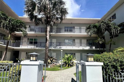 Condo in Hollywood, Florida, 1 bedroom  № 1819763 - photo 5