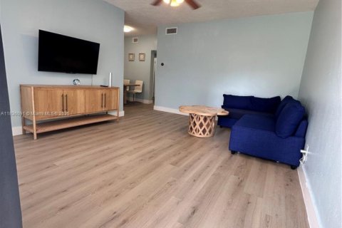 Condo in Hollywood, Florida, 1 bedroom  № 1819763 - photo 6