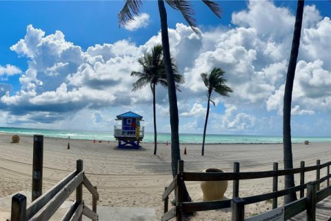 Condo in Hollywood, Florida, 1 bedroom  № 1819763 - photo 1