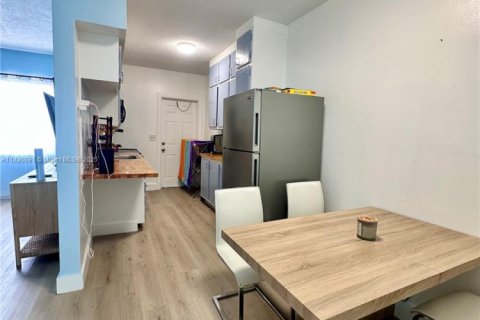 Condo in Hollywood, Florida, 1 bedroom  № 1819763 - photo 11