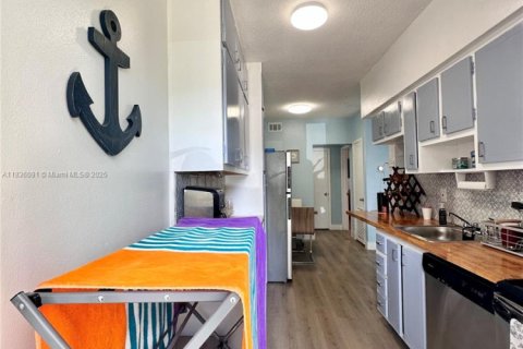 Condo in Hollywood, Florida, 1 bedroom  № 1819763 - photo 9