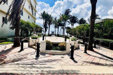 Condo in Hollywood, Florida, 1 bedroom  № 1819763 - photo 17