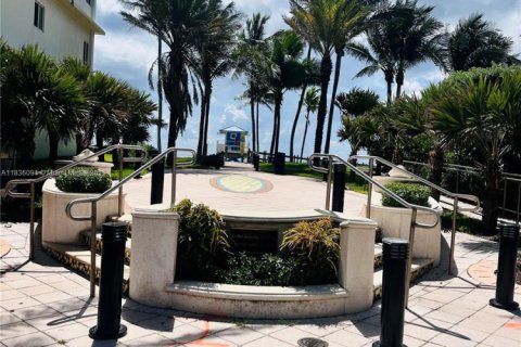 Condo in Hollywood, Florida, 1 bedroom  № 1819763 - photo 2