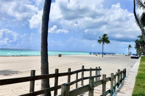 Condo in Hollywood, Florida, 1 bedroom  № 1819763 - photo 20