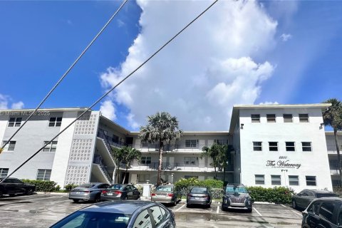 Condo in Hollywood, Florida, 1 bedroom  № 1819763 - photo 4