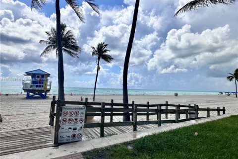 Condo in Hollywood, Florida, 1 bedroom  № 1819763 - photo 18