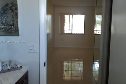 Купить кондоминиум в Майами, Флорида 2 спальни, 91.51м2, № 2065962 - фото 2