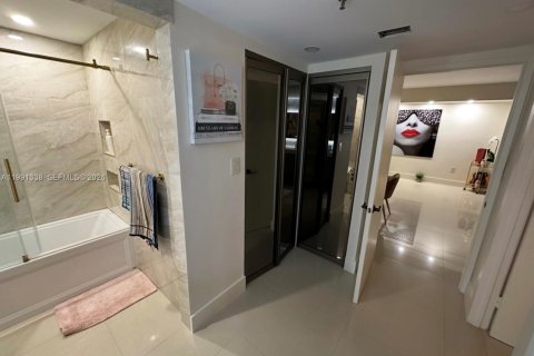 Condo in Aventura, Florida, 2 bedrooms № 2055321 - photo 10