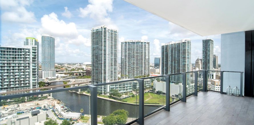 Condominio en Miami, Florida, 2 dormitorios  № 1994625