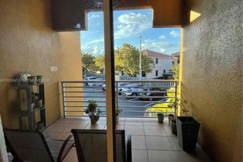 Condo in Miami, Florida, 2 bedrooms  № 1997434 - photo 16