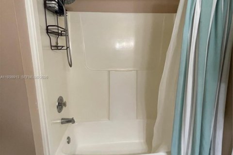 Condo in Miami, Florida, 2 bedrooms  № 1997434 - photo 29