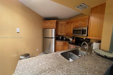 Condo in Miami, Florida, 2 bedrooms  № 1997434 - photo 10