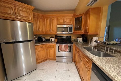 Condo in Miami, Florida, 2 bedrooms  № 1997434 - photo 12