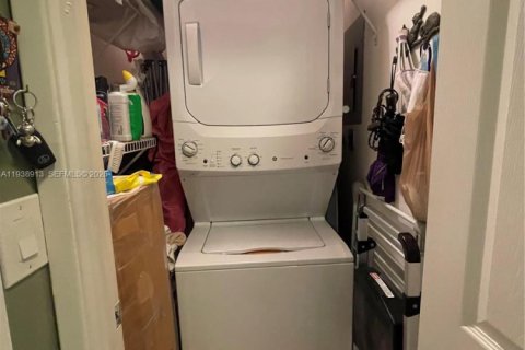 Condo in Miami, Florida, 2 bedrooms  № 1997434 - photo 30