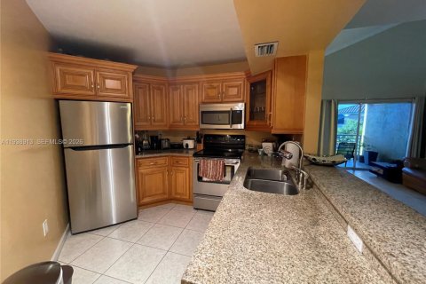 Condo in Miami, Florida, 2 bedrooms  № 1997434 - photo 11