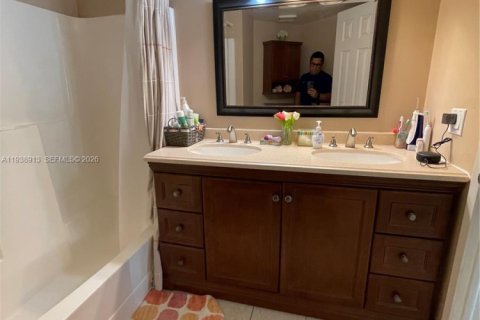 Condo in Miami, Florida, 2 bedrooms  № 1997434 - photo 23