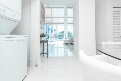 Condo in Miami Beach, Florida, 1 bedroom  № 1871600 - photo 3
