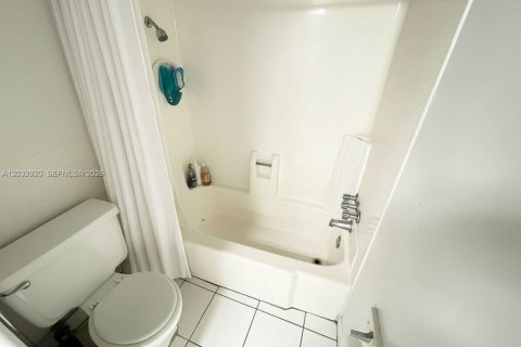 Condo in Lauderhill, Florida, 1 bedroom  № 2240196 - photo 9