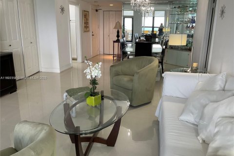 Condo in Bal Harbour, Florida, 2 bedrooms  № 1938244 - photo 11
