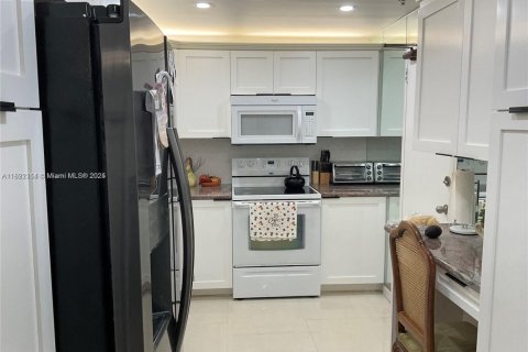 Condo in Bal Harbour, Florida, 2 bedrooms  № 1938244 - photo 13