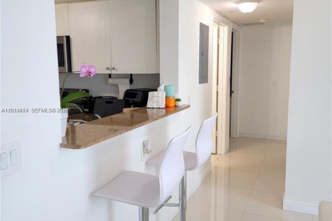 Condo in Miami, Florida, 2 bedrooms  № 2086490 - photo 8