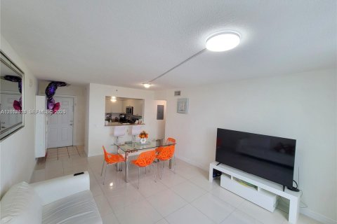 Condo in Miami, Florida, 2 bedrooms  № 2086490 - photo 5