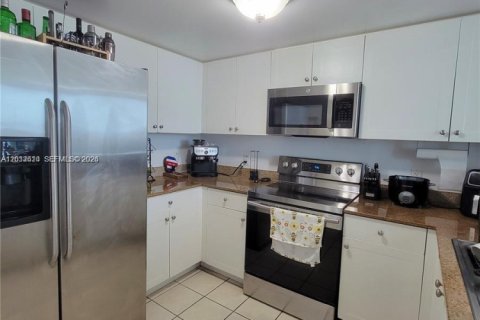 Condo in Miami, Florida, 2 bedrooms  № 2086490 - photo 7