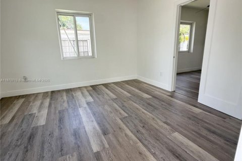 Propiedad comercial en venta en Miami, Florida, 169.55 m2 № 1921352 - foto 13