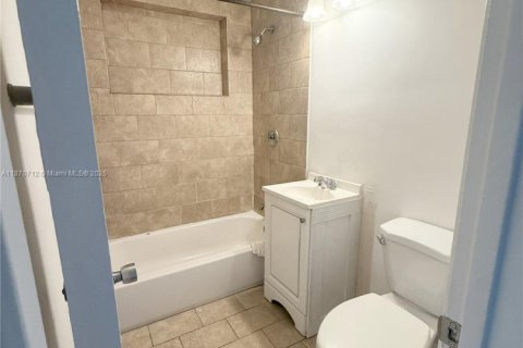 Propiedad comercial en venta en Miami, Florida, 169.55 m2 № 1921352 - foto 16