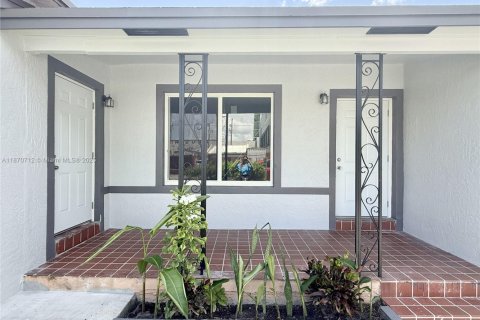 Propiedad comercial en venta en Miami, Florida, 169.55 m2 № 1921352 - foto 1