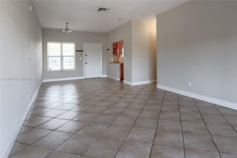 Copropriété à louer à North Miami, Floride: 1 chambre, 73.21 m2 № 2079938 - photo 5