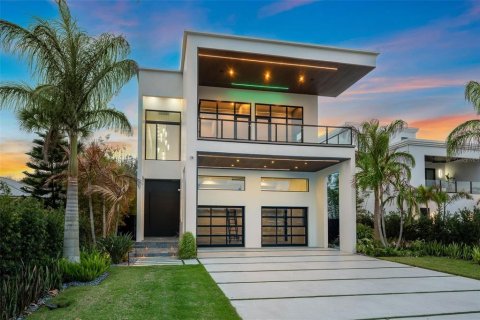 House in New Smyrna Beach, Florida 5 bedrooms, 510.96 sq.m. № 2132027