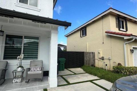 House in Homestead, Florida 4 bedrooms, 199.37 sq.m. № 1953448 - photo 2