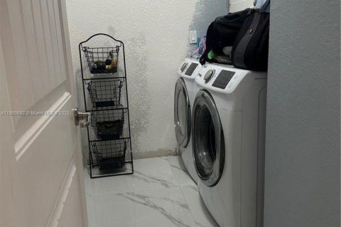 House in Homestead, Florida 4 bedrooms, 199.37 sq.m. № 1953448 - photo 6