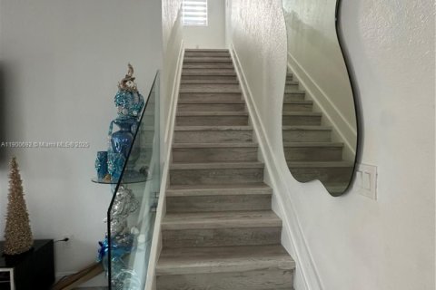 House in Homestead, Florida 4 bedrooms, 199.37 sq.m. № 1953448 - photo 11