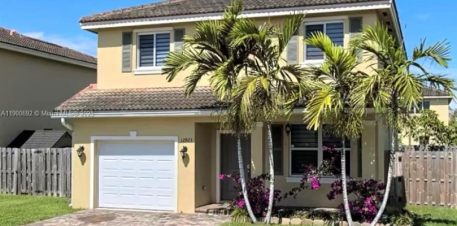 House in Homestead, Florida 4 bedrooms, 199.37 sq.m. № 1953448