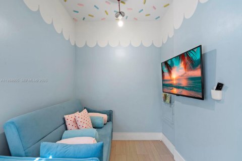 House in Miami, Florida 5 bedrooms, 202.9 sq.m. № 2031359 - photo 22