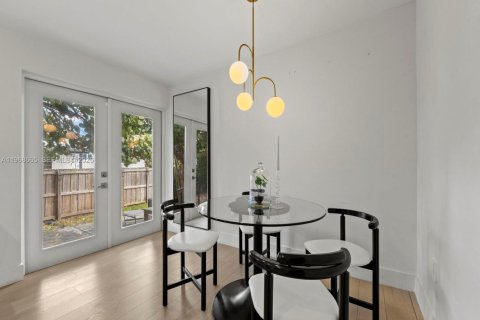 House in Miami, Florida 5 bedrooms, 202.9 sq.m. № 2031359 - photo 13