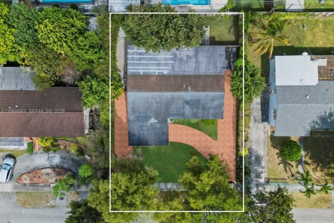 House in Miami, Florida 5 bedrooms, 202.9 sq.m. № 2031359 - photo 4