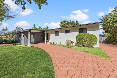 House in Miami, Florida 5 bedrooms, 202.9 sq.m. № 2031359 - photo 2