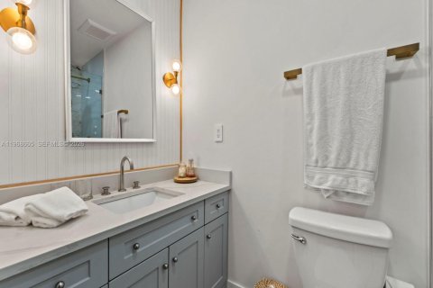 House in Miami, Florida 5 bedrooms, 202.9 sq.m. № 2031359 - photo 30