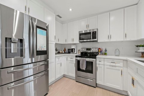 House in Miami, Florida 5 bedrooms, 202.9 sq.m. № 2031359 - photo 20