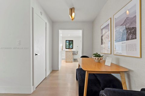 House in Miami, Florida 5 bedrooms, 202.9 sq.m. № 2031359 - photo 11