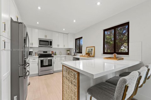 House in Miami, Florida 5 bedrooms, 202.9 sq.m. № 2031359 - photo 15