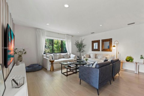 House in Miami, Florida 5 bedrooms, 202.9 sq.m. № 2031359 - photo 6