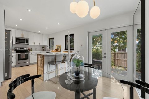 House in Miami, Florida 5 bedrooms, 202.9 sq.m. № 2031359 - photo 14