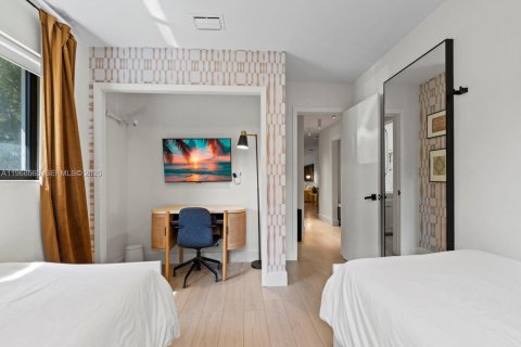 House in Miami, Florida 5 bedrooms, 202.9 sq.m. № 2031359 - photo 25